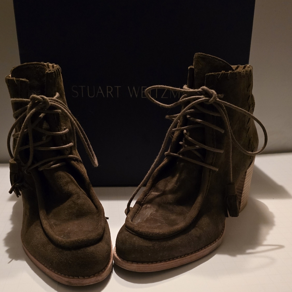 Stuart Weitzman  WallaWalla heeled ankle boots. Olive